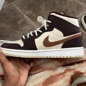 Selling a women’s air jordon 1 mid SE cream dark chocolate